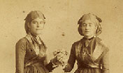 Iglesias, due giovani donne in costume (acquisto Vacca)