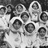 Goceano (Bono? – SS) – Gruppo di giovani donne in abito tradizionale festivo riprese su un carro 