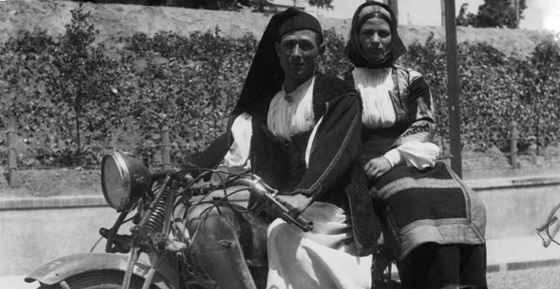 Desulo, coppia in abito tradizionale a bordo di una motocicletta