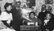 Giulio Pili e la moglie, con familiari, intorno al grammofono (fondo Pili)